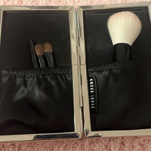 Bobbi Brown Mini Brush Set with four different types of brushes - Picture 2 of 3